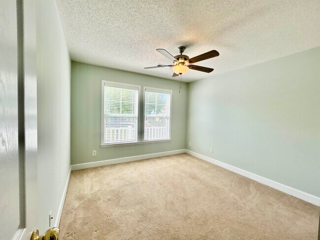 Building Photo - 200 Mossy Stone Ct