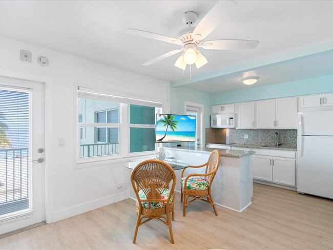 Building Photo - 2600 N Surf Rd