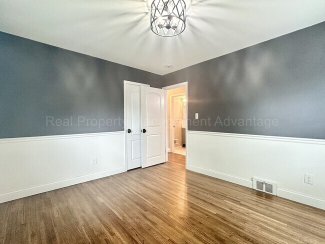 Building Photo - Charming Royal Oak 3-Bed with Sunroom, Dec...