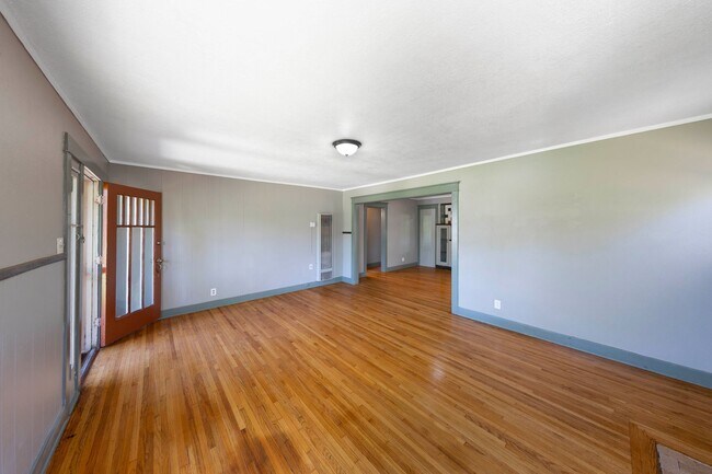 Building Photo - Classic Anaheim Living with Prime Location