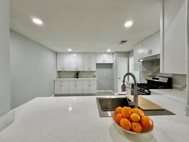 Building Photo - 10722 Sashay Dr