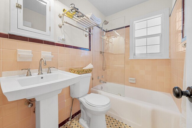 Building Photo - 916 30th Ct