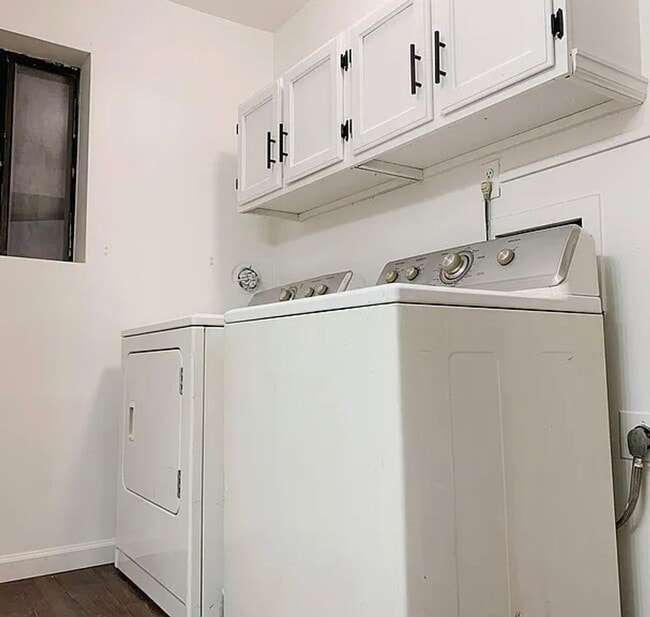 Building Photo - 4BR Tri-Level with Sunroom & Oversized Fenced Yard & 2-Car Garage!