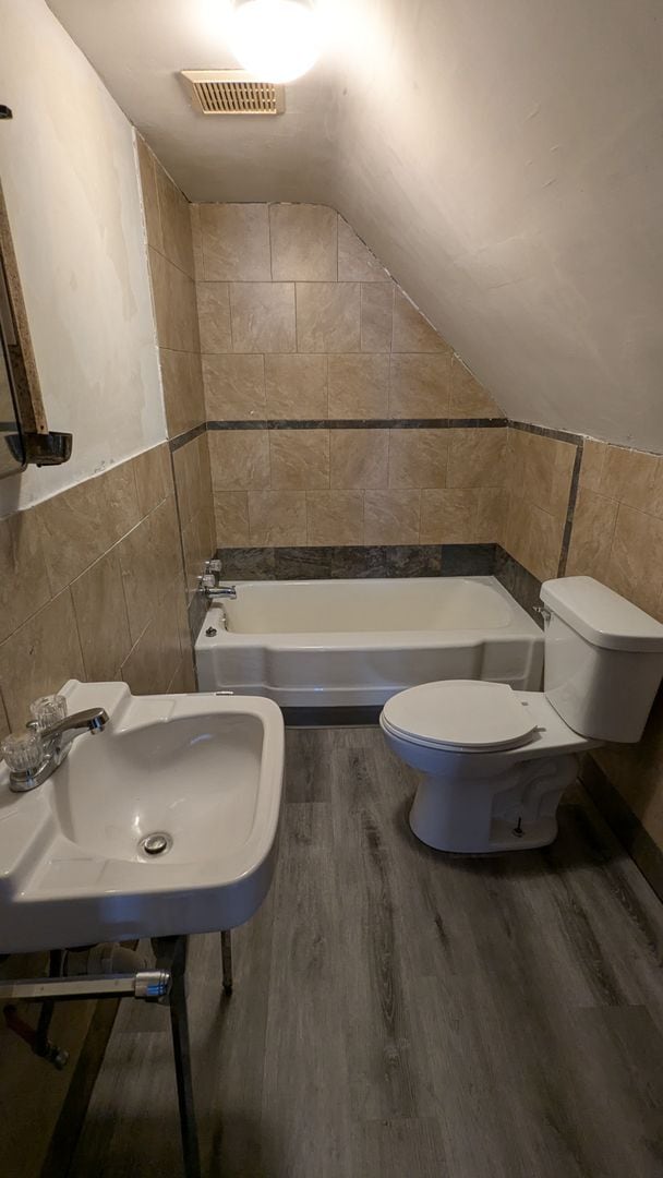 Building Photo - Prime Living: Unmatched Apartment in Canto...