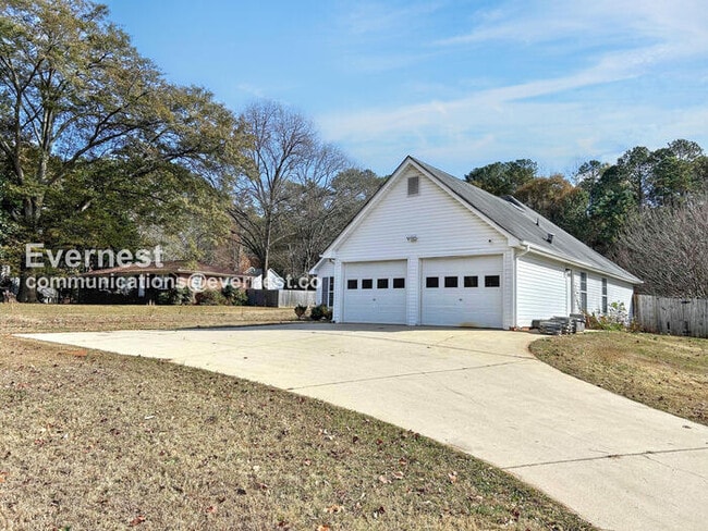 Building Photo - 3 Bed/2 Bath Home with Garage / Pet-Friendly / Vouchers Accepted / Coming Soon!
