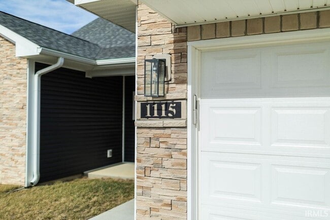 Building Photo - 1115 W Rangeview Cir