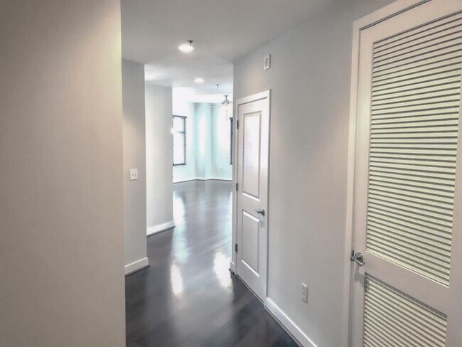 Building Photo - 565 Peachtree St NE