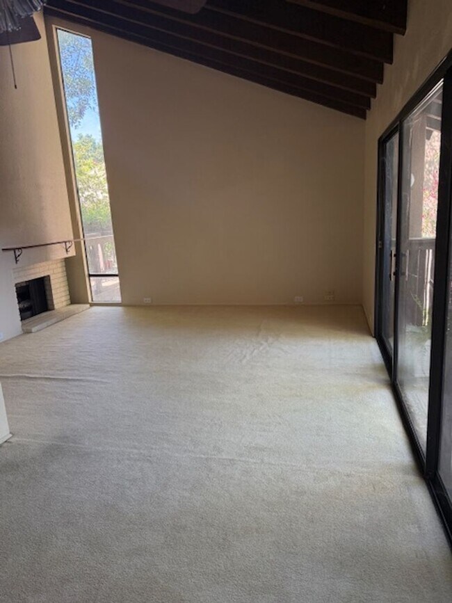 Building Photo - LOVELY, SPACIOUS UPSTAIRS CONDO!