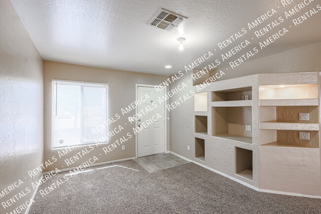 Building Photo - 12122 W Bloomfield Rd