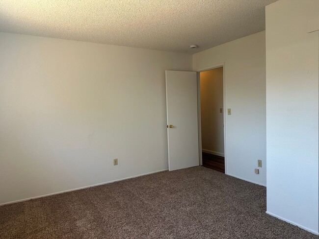 Building Photo - New LVP & Carpet! Great Anderson location!