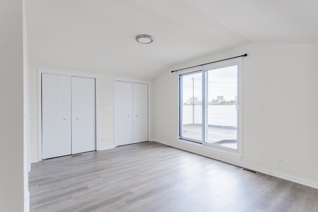 Building Photo - 1514 N Wood St