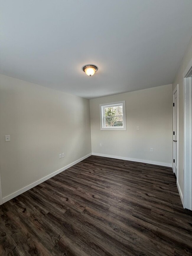Building Photo - Beautifully remodeled and completed 1 bedroom apartment. FREE MONTH OF RENT!*