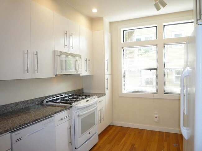 Building Photo - 13 Roberts Rd