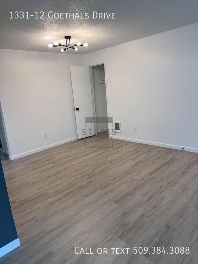 Building Photo - 1331 Goethals Dr