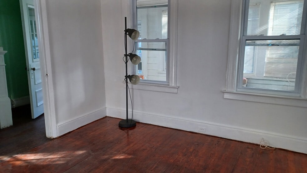 Building Photo - 33 Center St