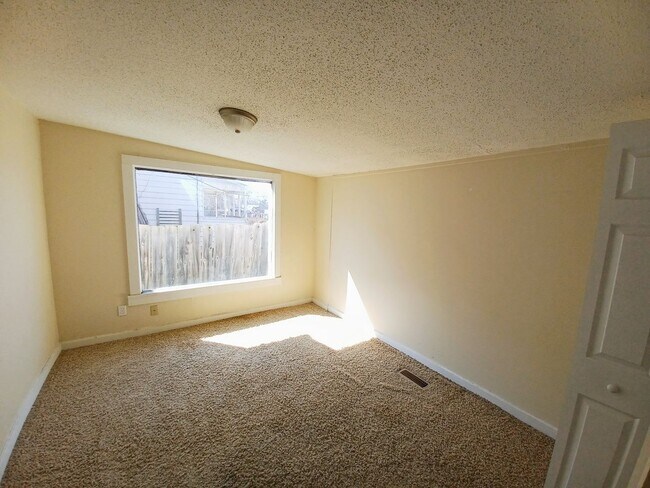 Building Photo - Cute 2 bedroom, 1 bathroom home on Southeast side