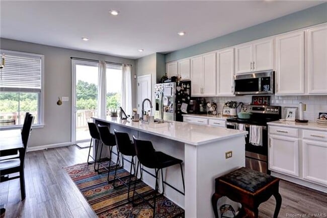 Building Photo - 3 Level Town home with 3 bedrooms and a bonus