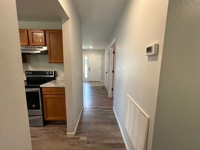 Building Photo - 3 Bed/2 Bath House!