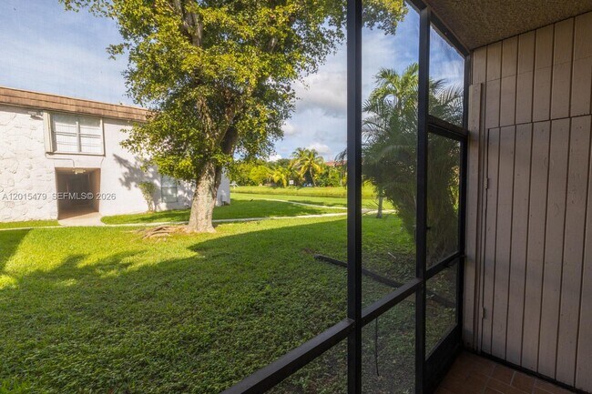 Building Photo - 10385 N Kendall Dr