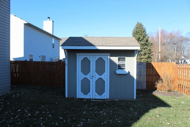 Building Photo - Beautiful 4 BR w/fenced yard in Brownsburg!