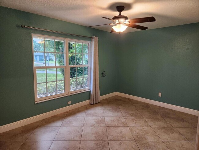 Building Photo - 357 NE Brasher Ct