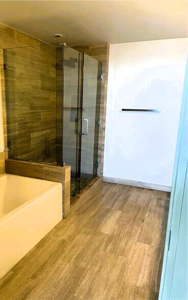 Building Photo - 1300 Brickell Bay Dr