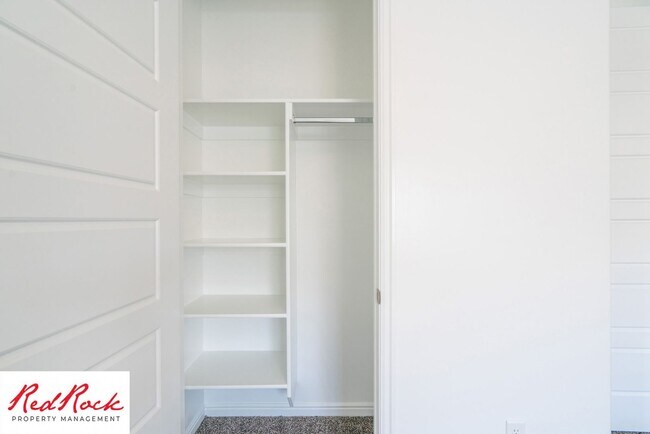 Building Photo - 3 Bedroom, 2.5 Bathroom Townhome in Ivins City