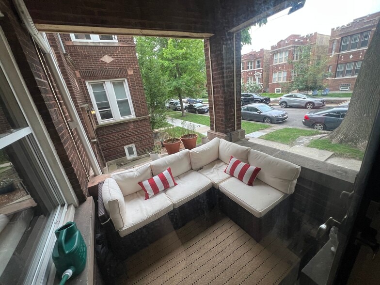 Outdoor balcony - 4861 N Talman Ave