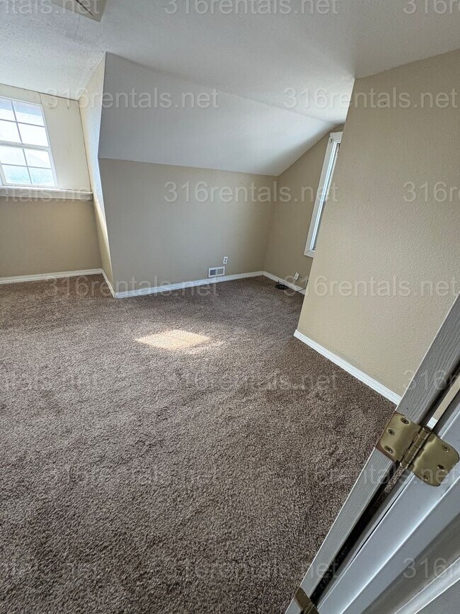 Building Photo - $775 - 2 bed 2 bath - Single Family Home