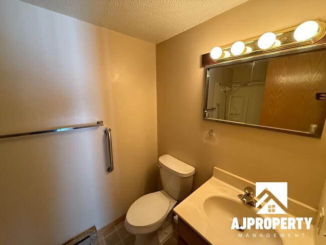 Building Photo - Canyon Ave