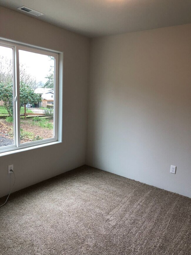 Building Photo - Brand new 3 bedroom house in Roseburg