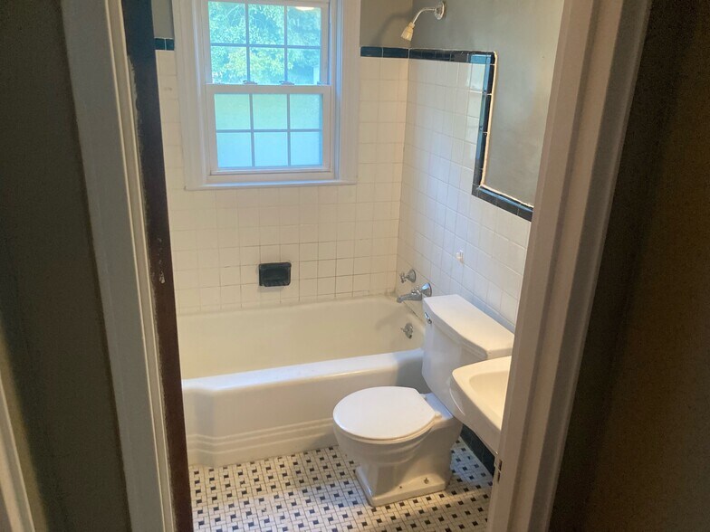 Building Photo - 4705 Bellevue Ave