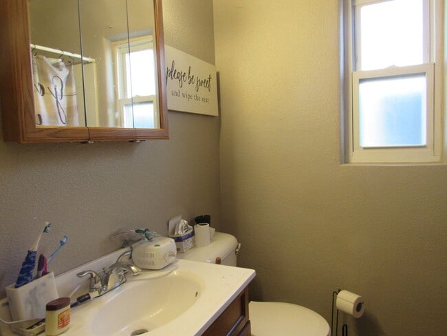 Building Photo - Cozy & Convenient 2+ Bedroom W/Garage