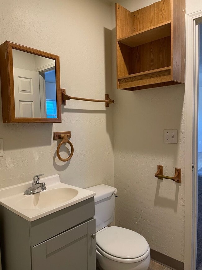 Building Photo - Cute 2 Bedroom 1 Bath Apartment-Centarlly ...