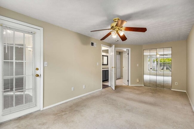 Building Photo - Great Location 2nd Floor Condo