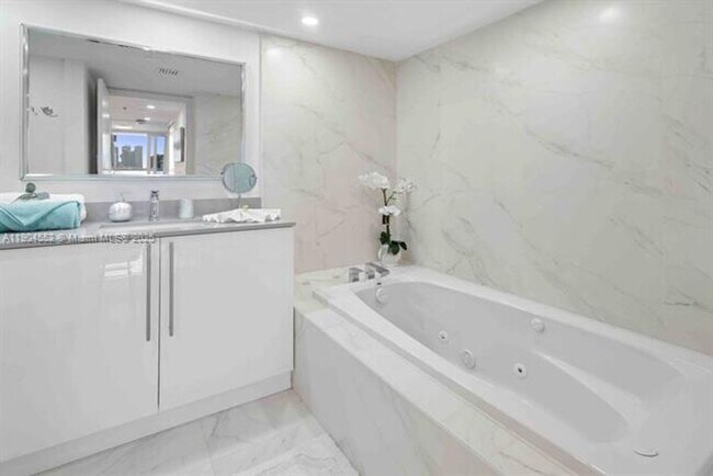 Building Photo - 1717 N Bayshore Dr