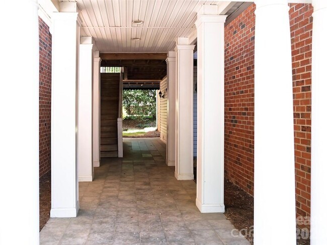 Building Photo - 5609 Fairview Rd