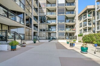 Building Photo - 3916 Riviera Dr