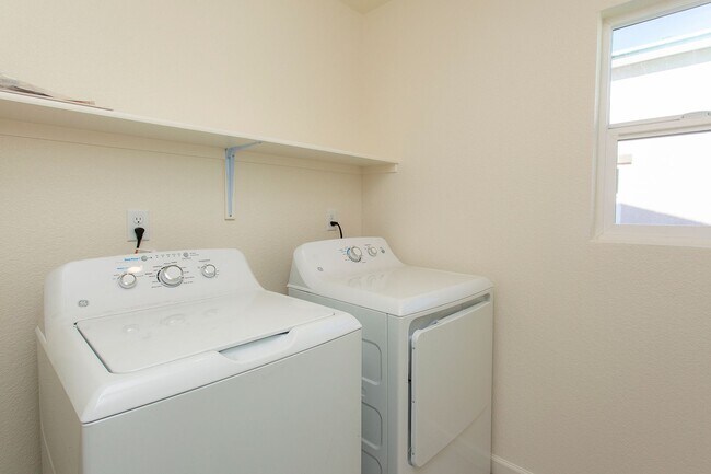 Building Photo - 8981 Quail Fls Dr