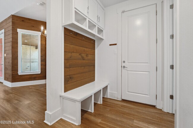 Building Photo - 623 N 9th St