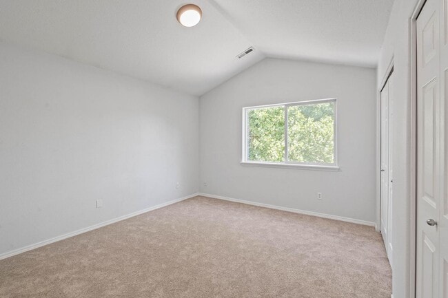 Building Photo - Lovely 3-bdrm/2-bath thin house in Portsmouth. Fenced backyard w/ deck, 1-car garage