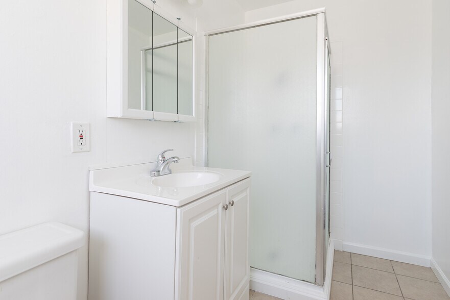 Building Photo - 4041 Park Center Ln