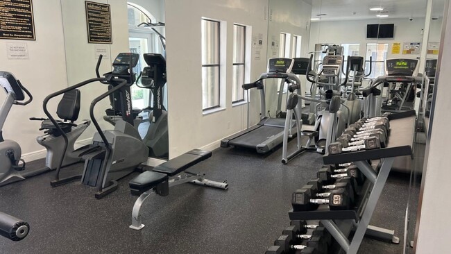 Building Photo - 560 S Park Rd