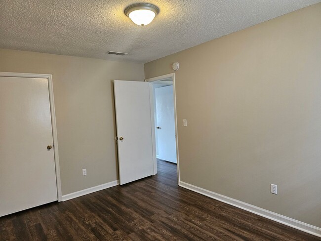 Building Photo - 5007B N. Moore Lane