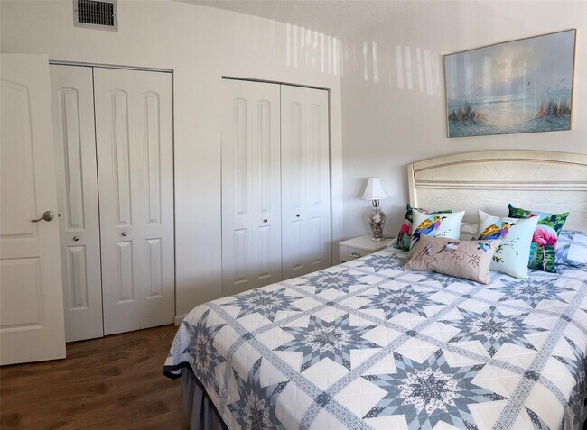 Building Photo - 1055 Country Club Dr