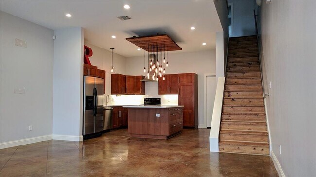 Building Photo - 1811 S Ervay St