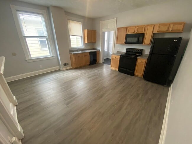 Building Photo - SPRING LEASING SPECIAL 1/2 OFF 1ST MONTHS ...