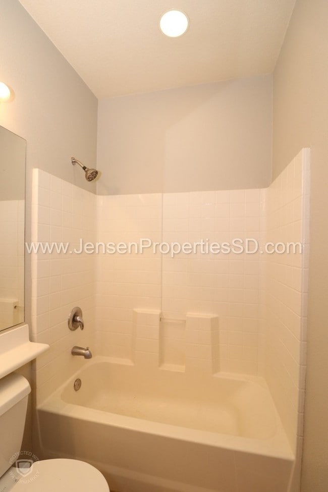 Building Photo - 2 Bed, 2 Bath Townhome w/ Garage and Laundry