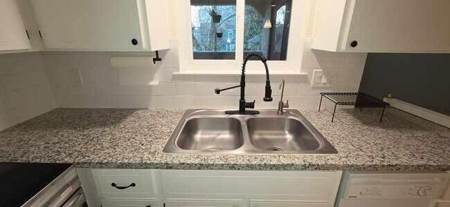 Building Photo - Steps from SJSU | 2 Master Suites | Gated + Parking |