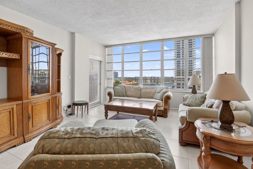 Building Photo - 1817 S Ocean Dr
